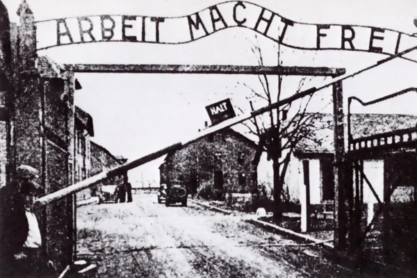  Kapija na ulazu u Auschwitz 